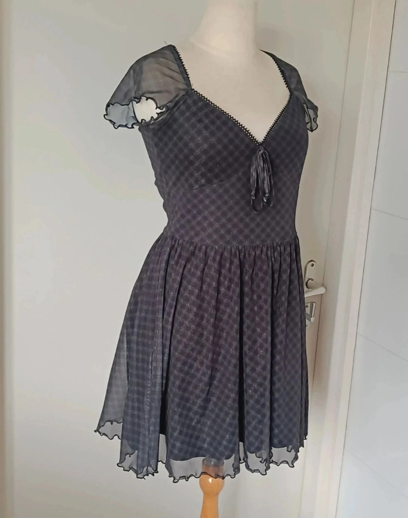 Elegant zwart jurkje met transparante mouwtjes en onderjurk, maat S – photo 2